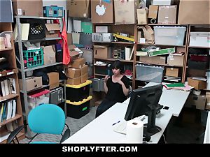 Shoplyfter - teenager Blackmailed